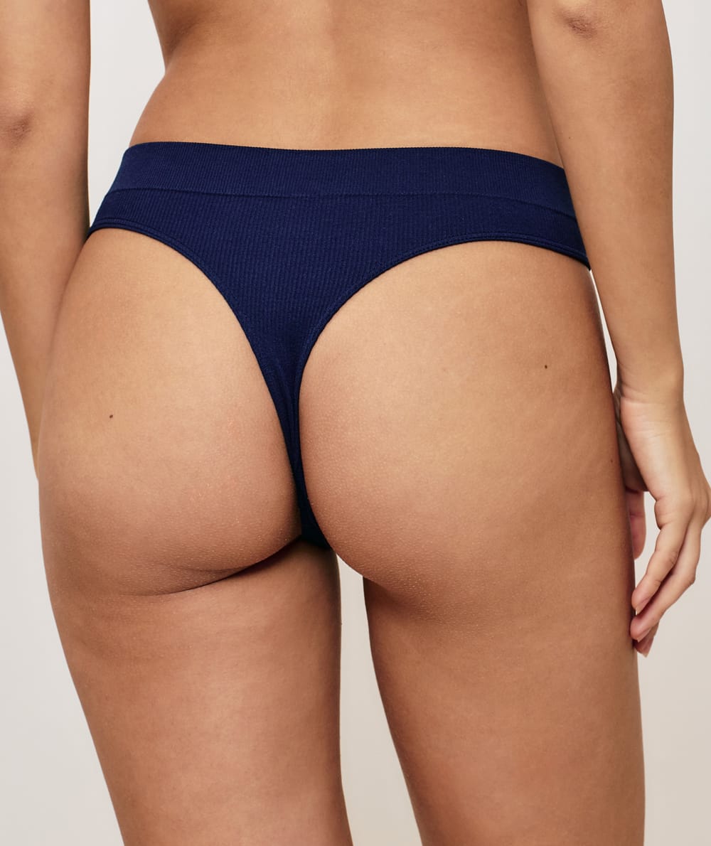 High-waisted seamless thong;