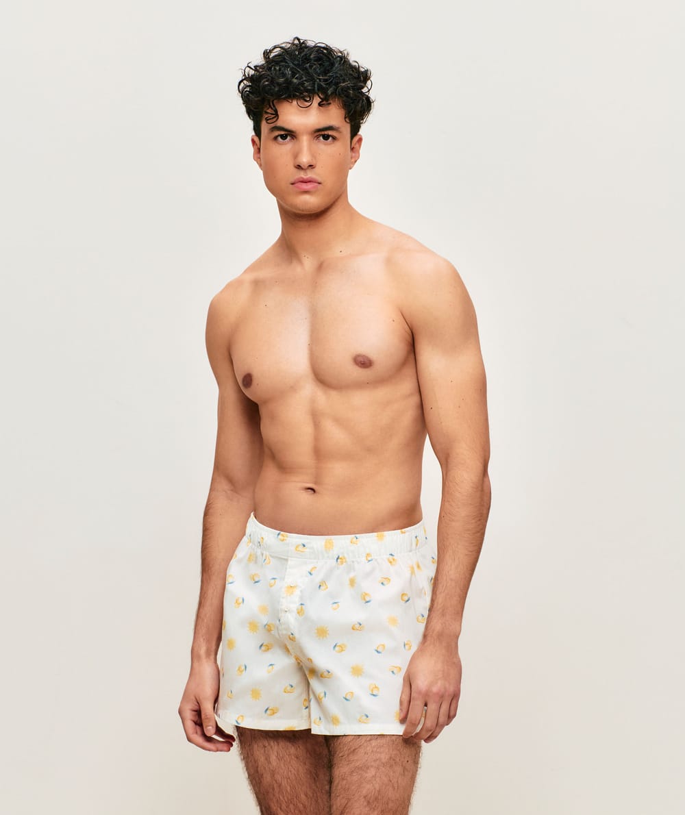 Cotton boxer shorts with lemon patterns;