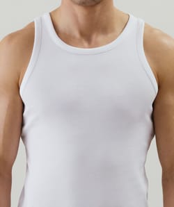Camiseta sin mangas blanca;
