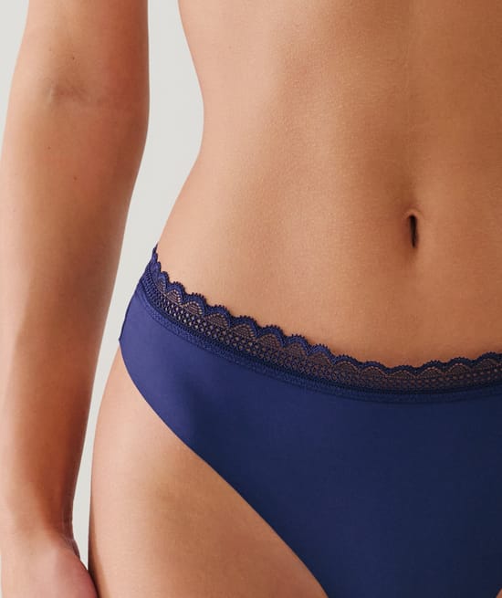 Tanga en microfibre et dentelle;