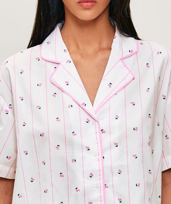 Short-sleeve shirt with cherry pattern;