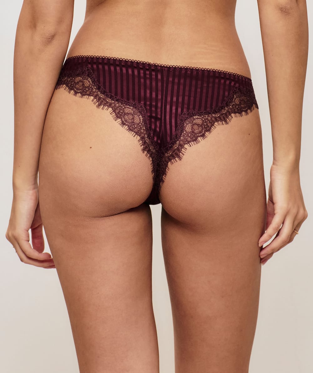 Tanga satin et dentelle;