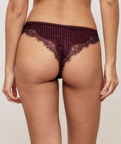 Tanga satin et dentelle;