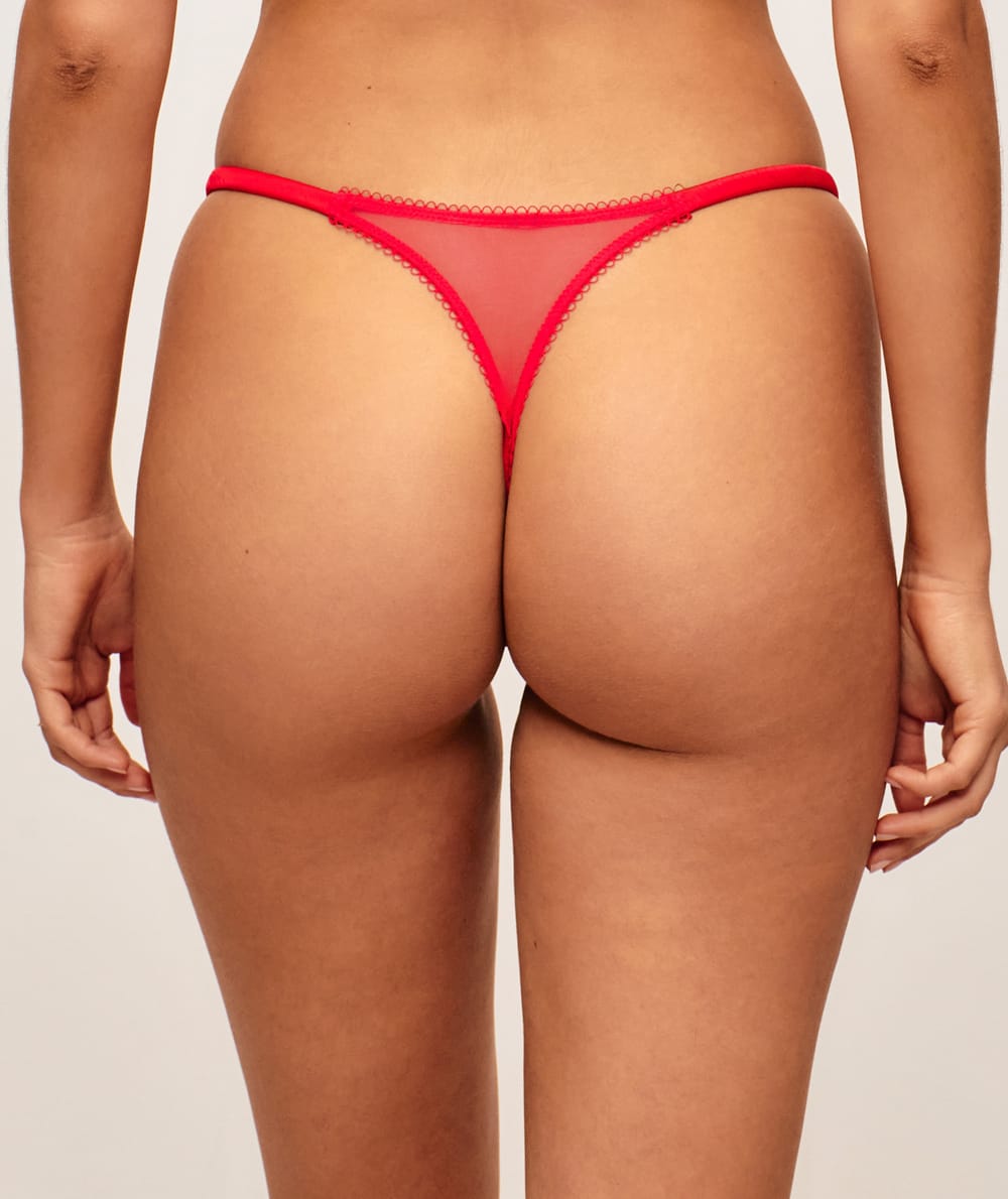 Mesh string embroidered with strawberries;