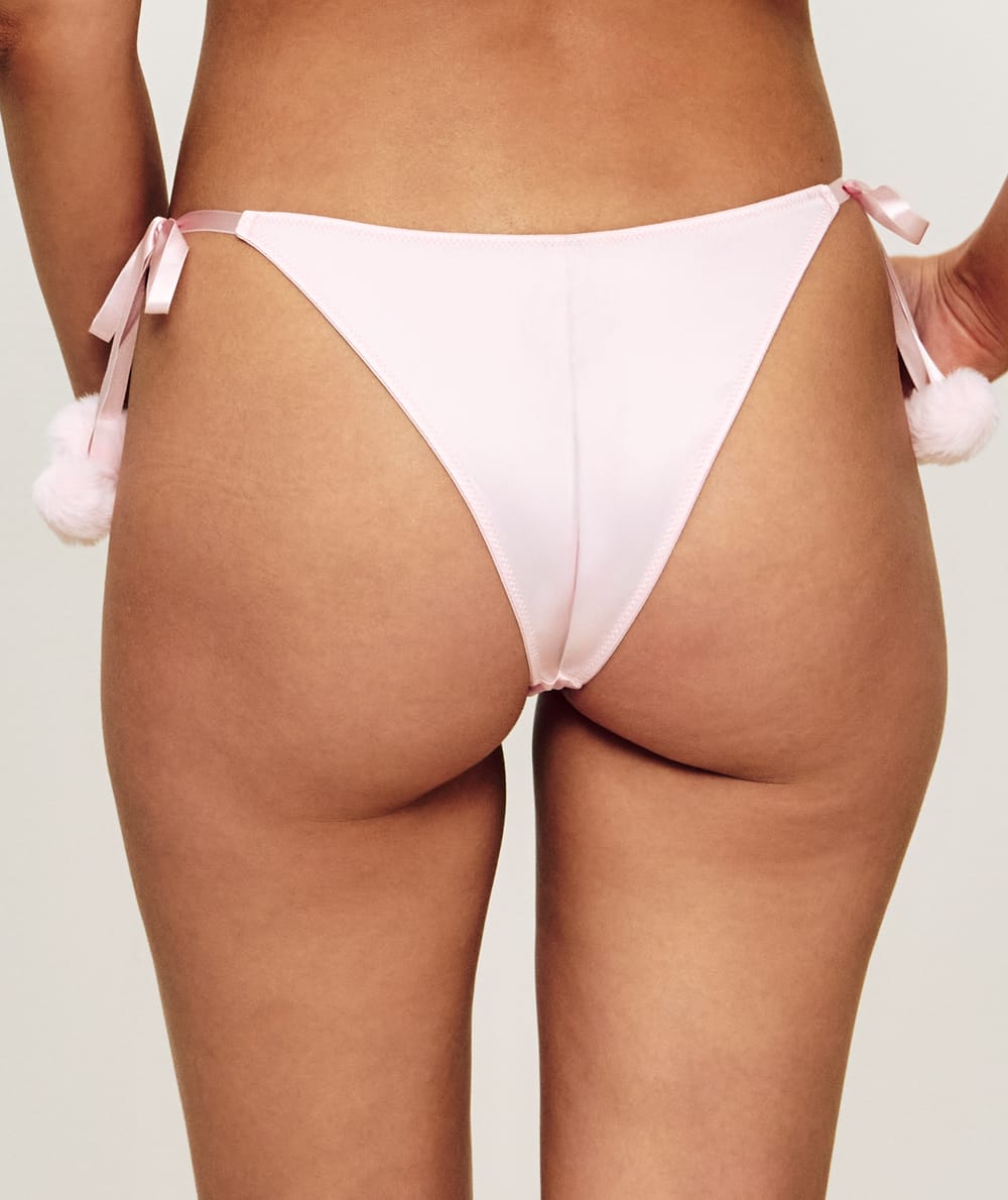 Tanga en satin avec pompon;