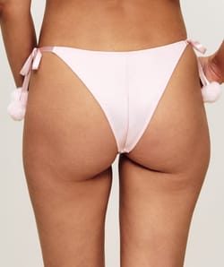 Tanga en satin avec pompon;