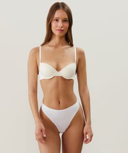 Soutien-gorge ampliforme en microfibre;
