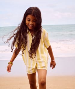 Korte mouwen shirt en gestreepte shorts;