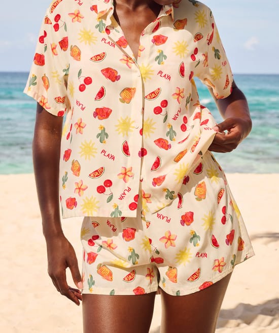 Short-sleeve shirt and patterned shorts with fruits and flowers;