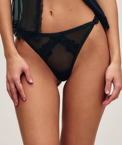 String en tulle avec broderies;