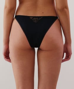 Flux moyen - Tanga menstruel en dentelle;
