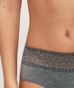 Plain hipsters with leopard lace;