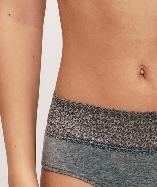 Plain hipsters with leopard lace;