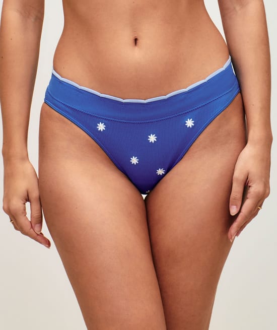 Seamless panties with floral embroidery;