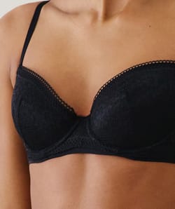 Beha met dunne cups van gebloemd kant;