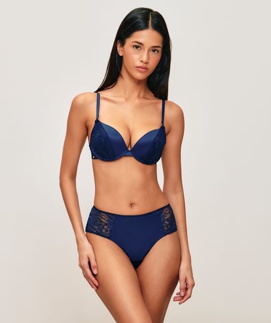 Shorty en satin et dentelle;