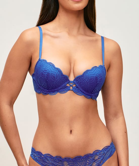 Lace push-up bra;
