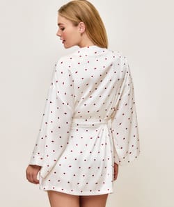 Kimono en satin motifs c&oelig;urs et broderie "love me;