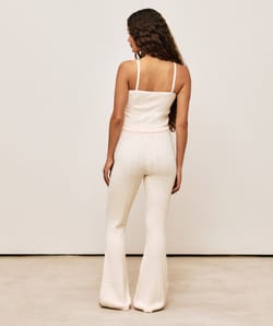 Pantalon flare en maille avec d&eacute;tail floral;