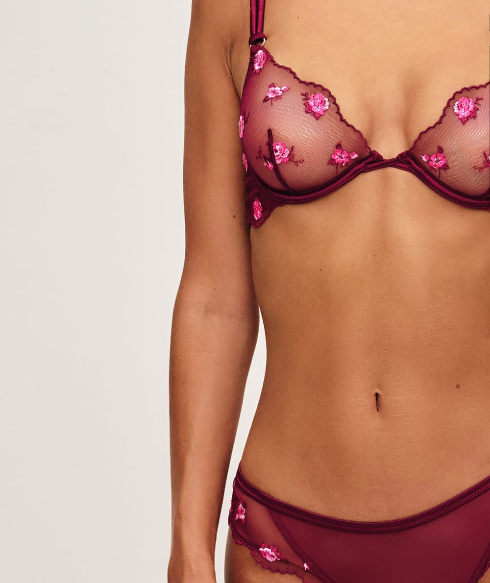 Mesh thong embroidered with flowers;