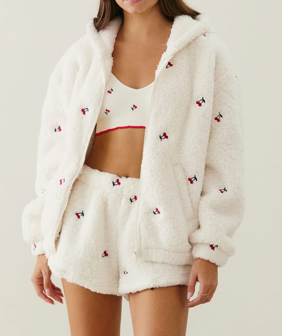 Short in sherpa met kersenborduursels;