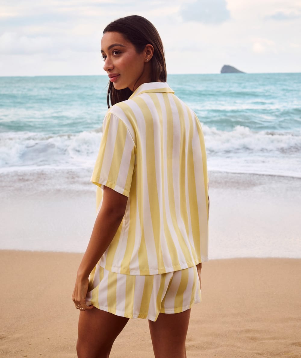 Korte mouwen shirt en gestreepte shorts;