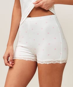 Jersey pajama set with heart patterns and lace;
