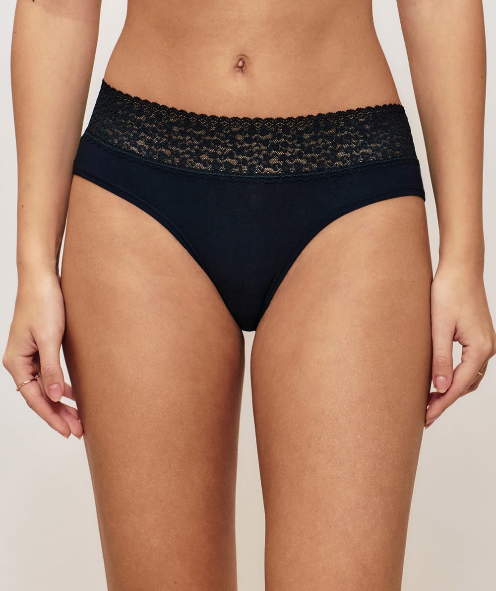 Plain hipsters with leopard lace;