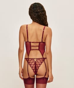 Gu&ecirc;pi&egrave;re en mesh brod&eacute; avec bijou;