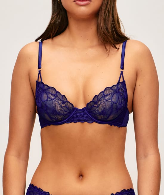 Beugelbh met bloemmotieven;