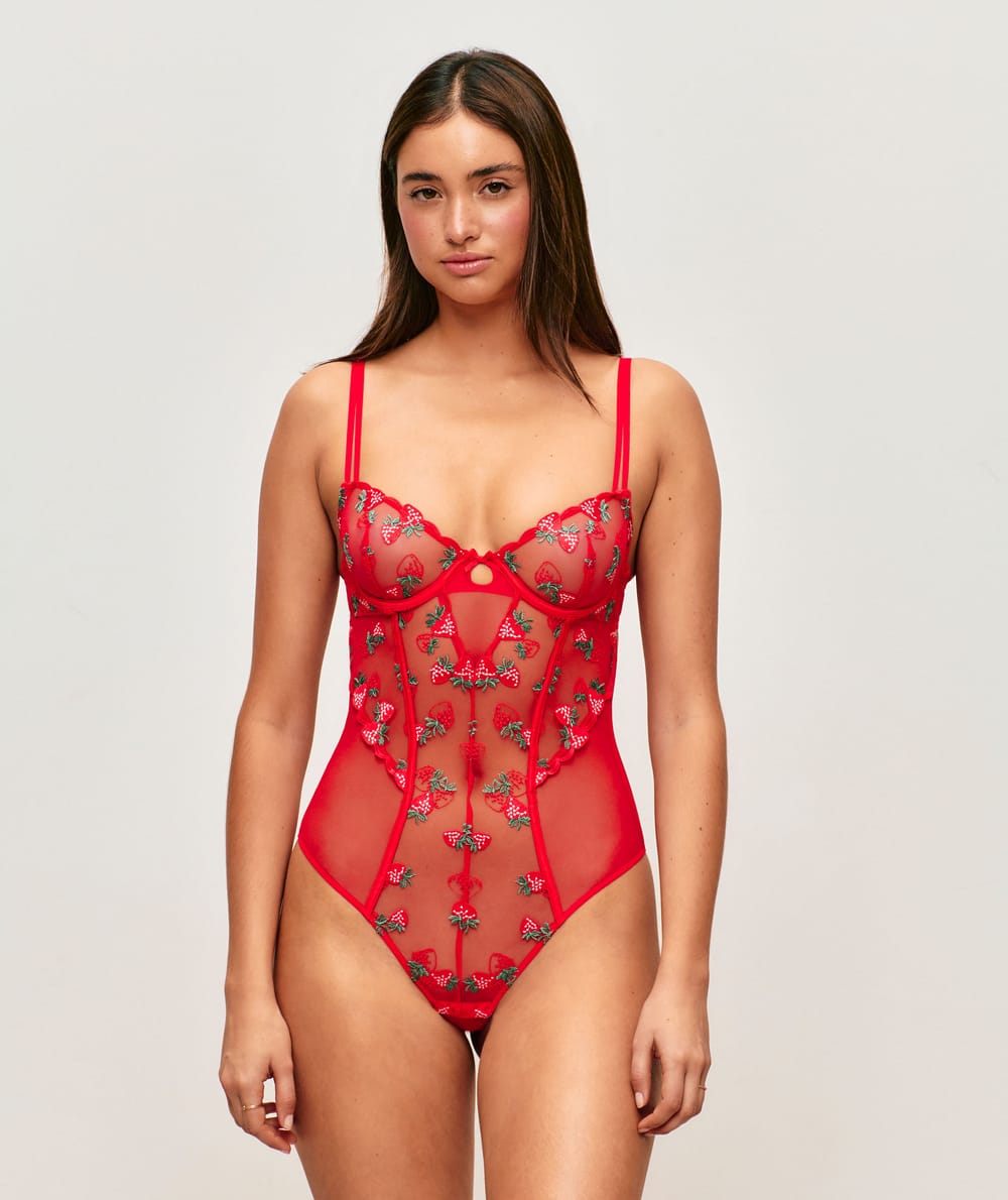 Body basket in embroidered mesh with strawberry pattern;