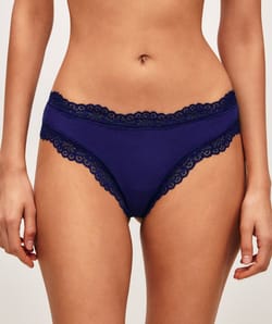 Cheeky cotton panties with lace;