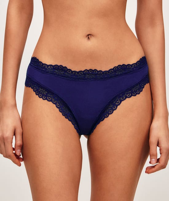 Cheeky cotton panties with lace;