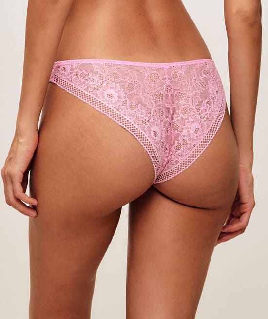 Lace panties;