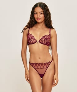 String en mesh brod&eacute;;