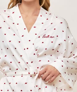 Kimono de sat&eacute;n con estampado de corazones y bordado "love me;