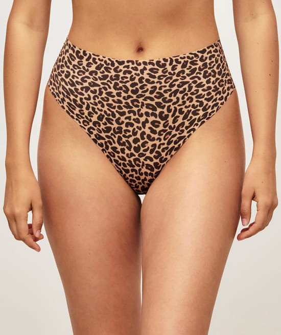 High-waisted microfiber string with leopard print;