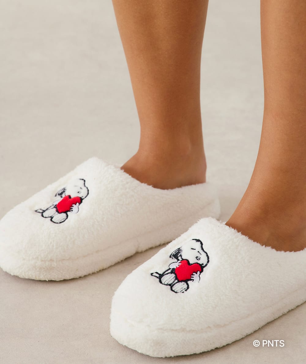 Chaussons fluffy Snoopy;