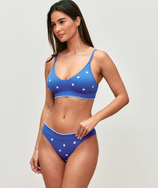 Seamless bra with floral embroidery;