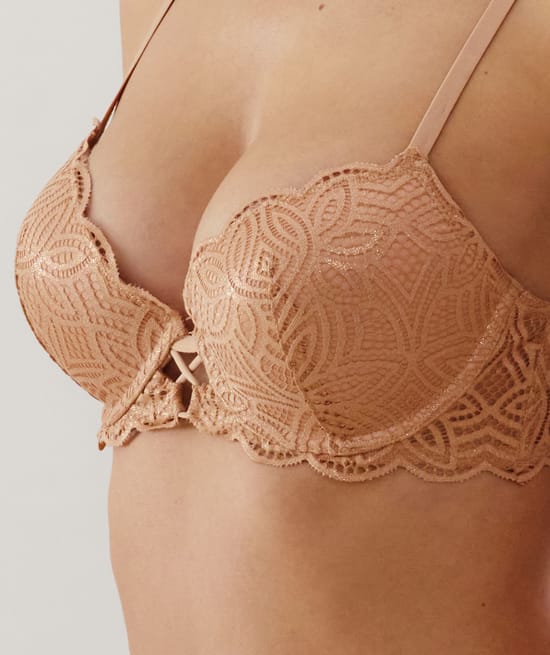 Lace push-up bra;
