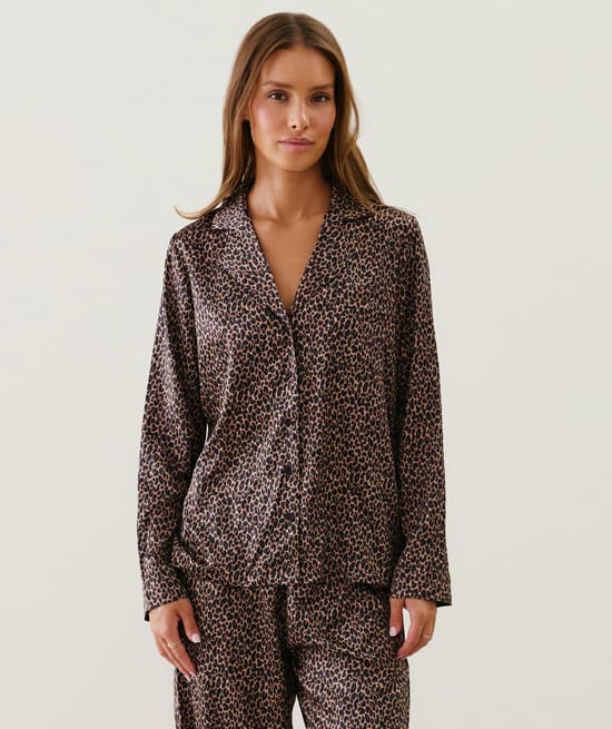 Camisa de satén con estampado de leopardo;