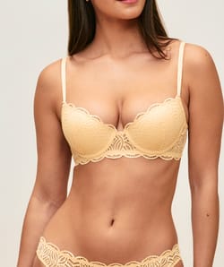 Voorgevormde beha in kant;