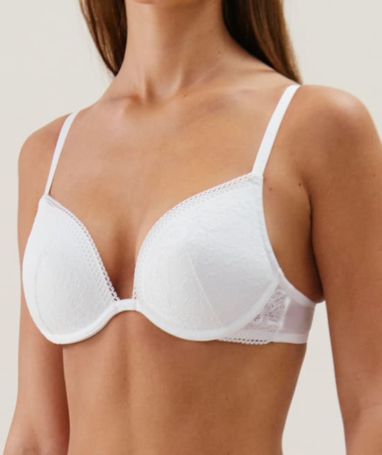 Lace push-up bra;