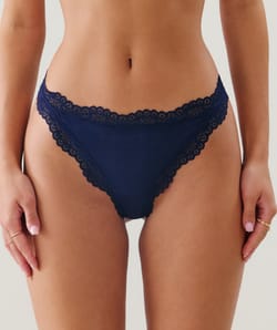 Tanga de algodón y encaje;