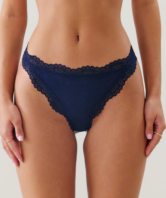 Tanga de algodón y encaje;