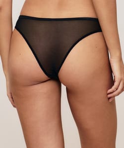 Tanga dentelle et broderies;