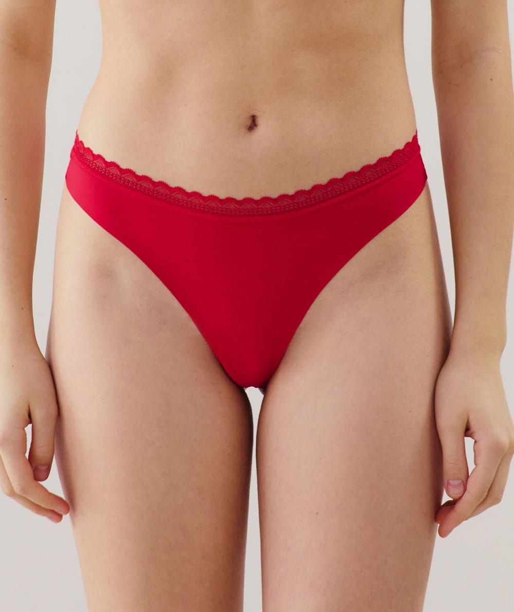 Tanga de microfibra y encaje rojo;