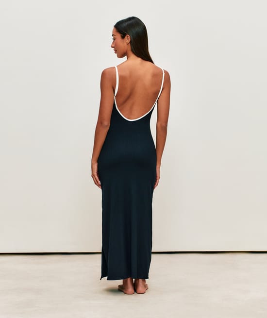 Form-fitting ribbed long dress with open back and integrated cups;