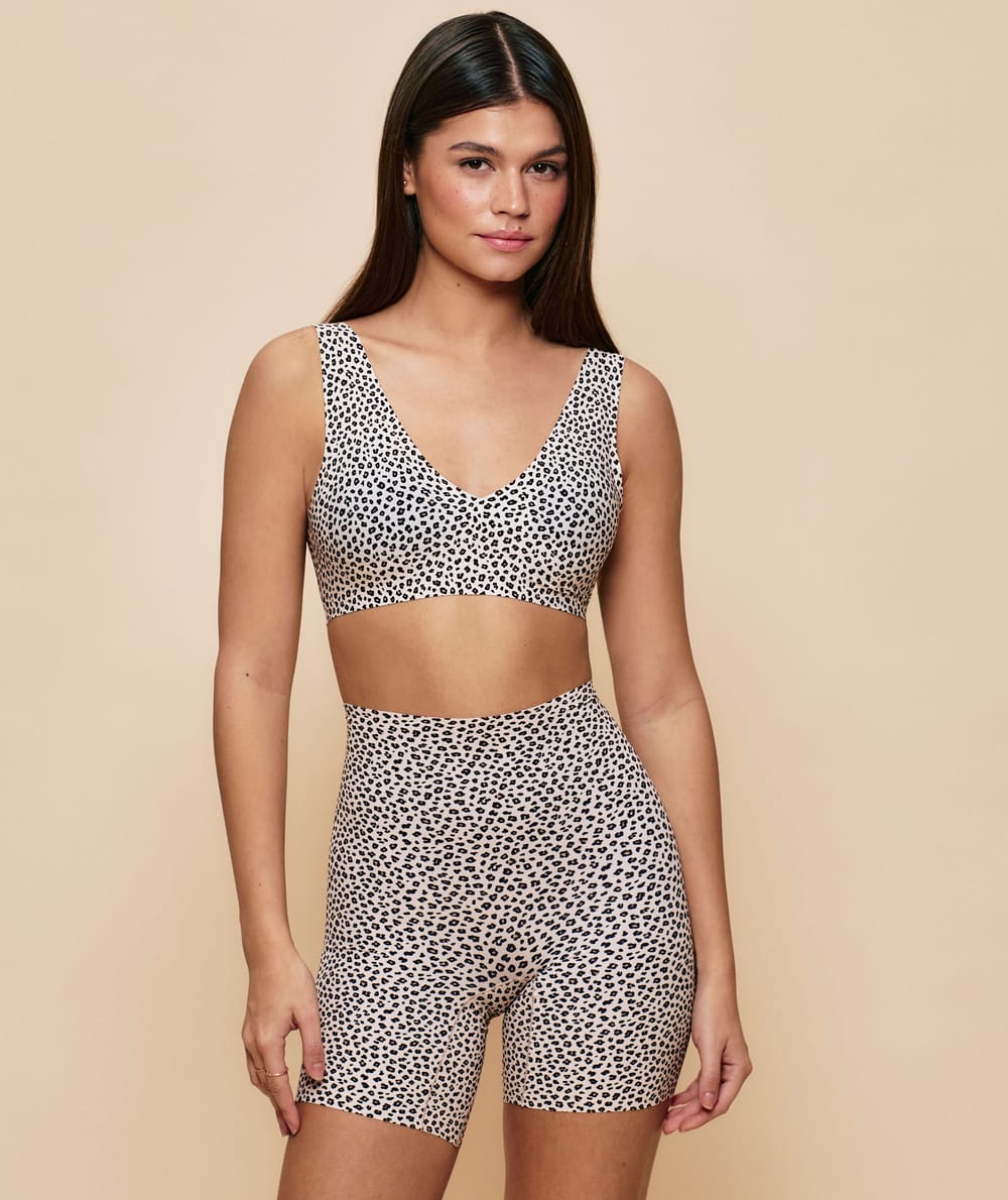 Seamless microfibre shorts with leopard print;