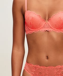 Tanga en dentelle;